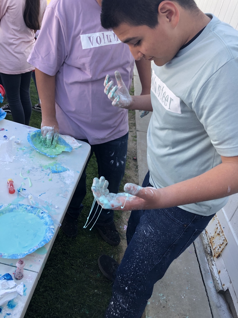 Our Volunteers we're amazing on getting their hands 🙌 dirty and making our younger students enjoy their Day! Thank you guys!!!🌈💙